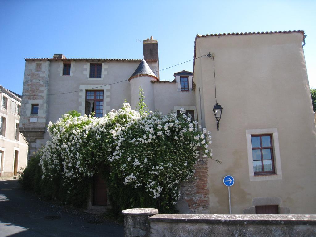 Le Logis Des Tourelles Bed & Breakfast Beaupréau Exterior foto